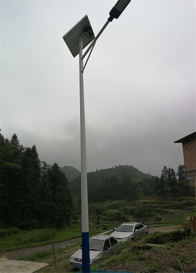 2018年湖南郴州新农村改造路灯工程，安装中的锂电太阳能路灯